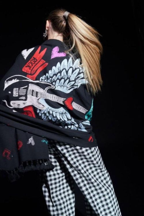 Maison Common Scarf Embroidery Music (5901-725-800BLACK) - UNO Knokke