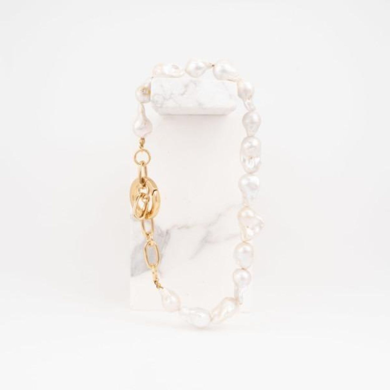 Souvenirs De Pomme Neckless/ O-Chain Pearl (CHAH33b-COCCOLARGEWILDPEARL) - UNO Knokke